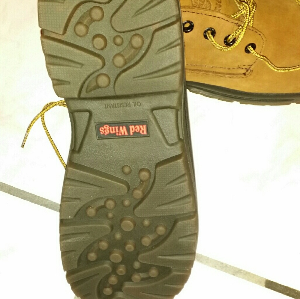 Red wing - Picture 3 of 5